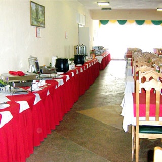 На фото: обеденный зал, слева - столы для выбора блюд по принципу шведского стола, справа - обеденная зона со столами и стульями